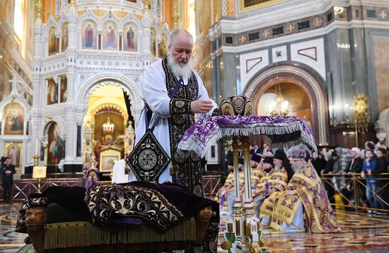 Patriarch holds service at Christ the Savior Cathedral on Maundy Thursday