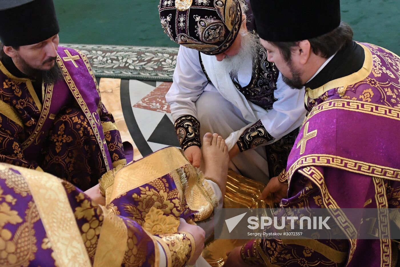 Patriarch holds service at Christ the Savior Cathedral on Maundy Thursday