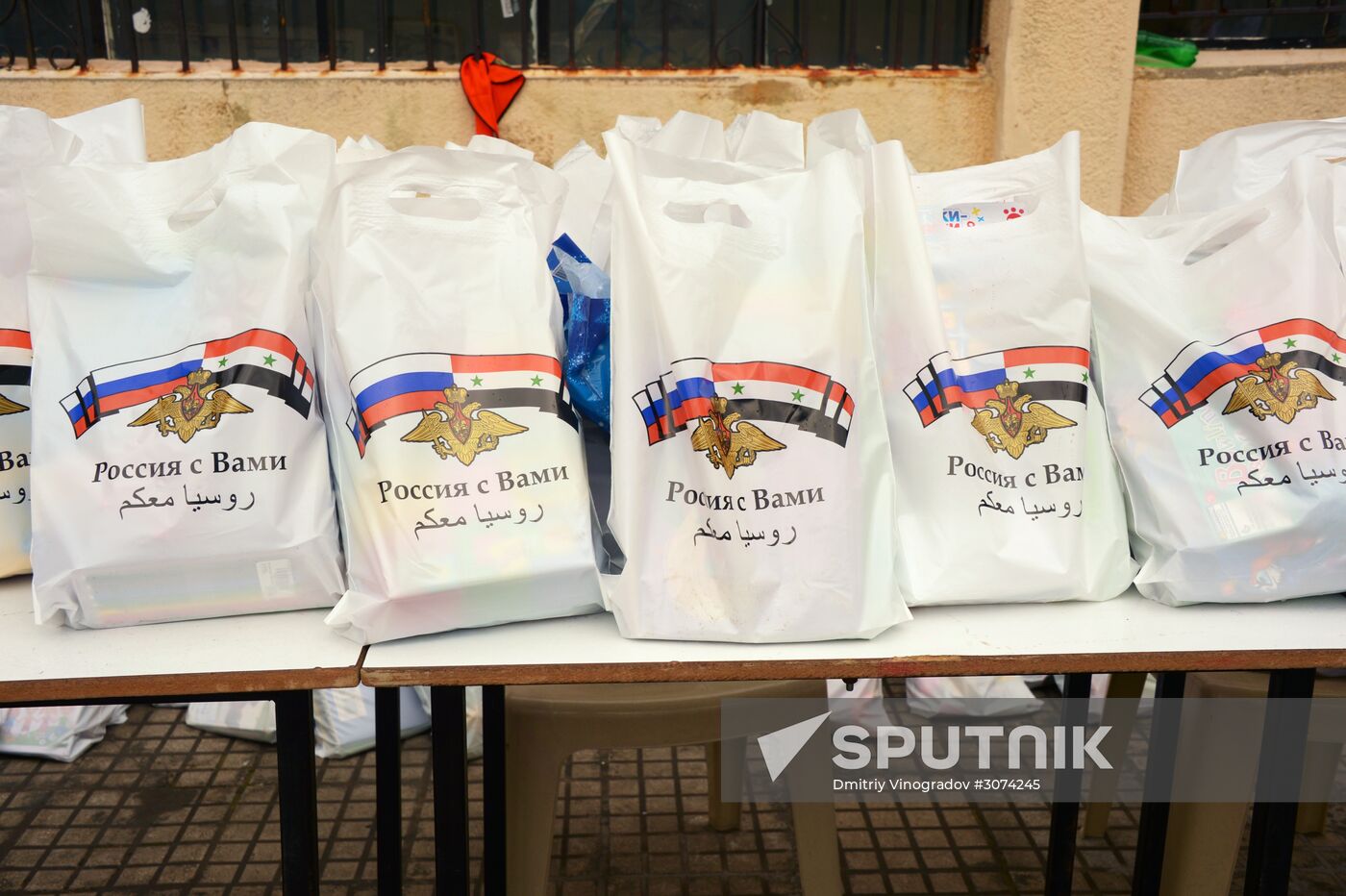 Russian Center for Warring Parties Reconciliation delivers humanitarian aid to Syrian school