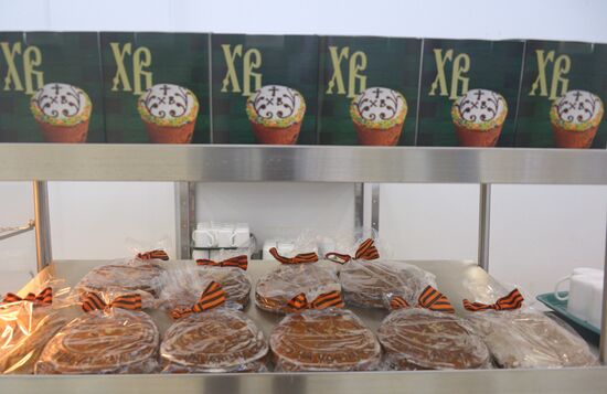 Easter cakes delivered to Russian soldiers in Syria from Moscow
