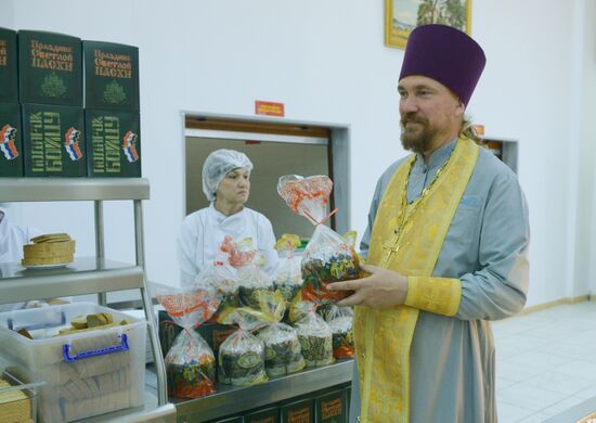 Easter cakes delivered to Russian soldiers in Syria from Moscow