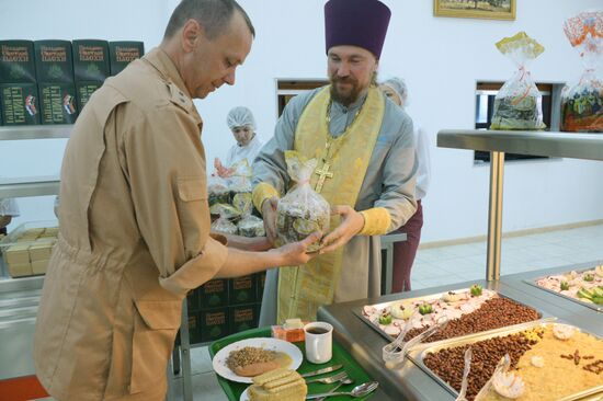 Easter cakes delivered to Russian soldiers in Syria from Moscow