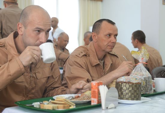 Easter cakes delivered to Russian soldiers in Syria from Moscow