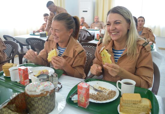 Easter cakes delivered to Russian soldiers in Syria from Moscow