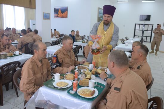 Easter cakes delivered to Russian soldiers in Syria from Moscow