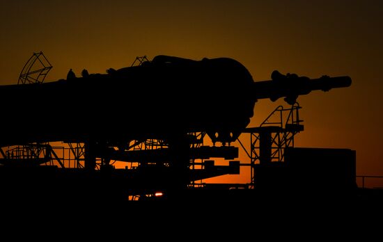 Soyuz FG carrier rocket with Soyuz MS-04 manned spacecraft moved to launch pad