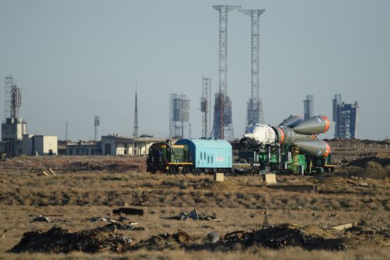 Soyuz FG carrier rocket with Soyuz MS-04 manned spacecraft moved to launch pad
