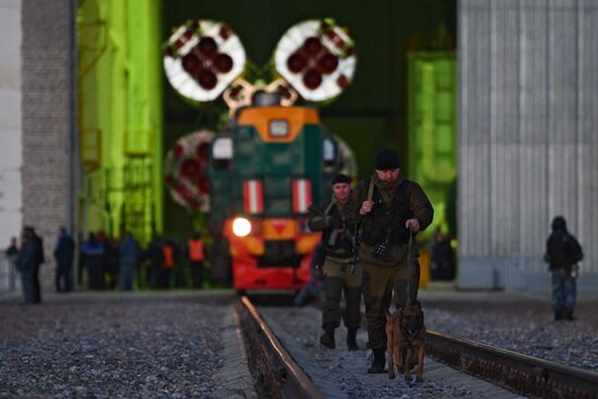 Soyuz FG carrier rocket with Soyuz MS-04 manned spacecraft moved to launch pad