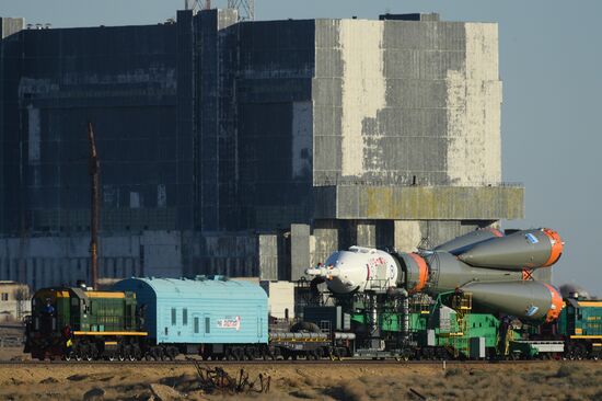 Soyuz FG carrier rocket with Soyuz MS-04 manned spacecraft moved to launch pad