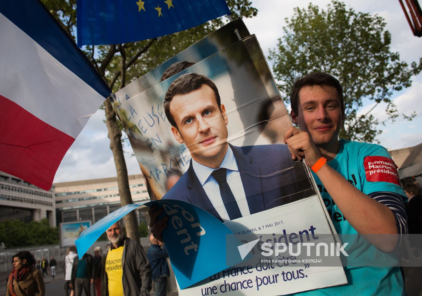 Presidential candidate Emmanuel Macron meets with supporters in Paris