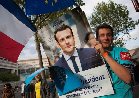 Presidential candidate Emmanuel Macron meets with supporters in Paris