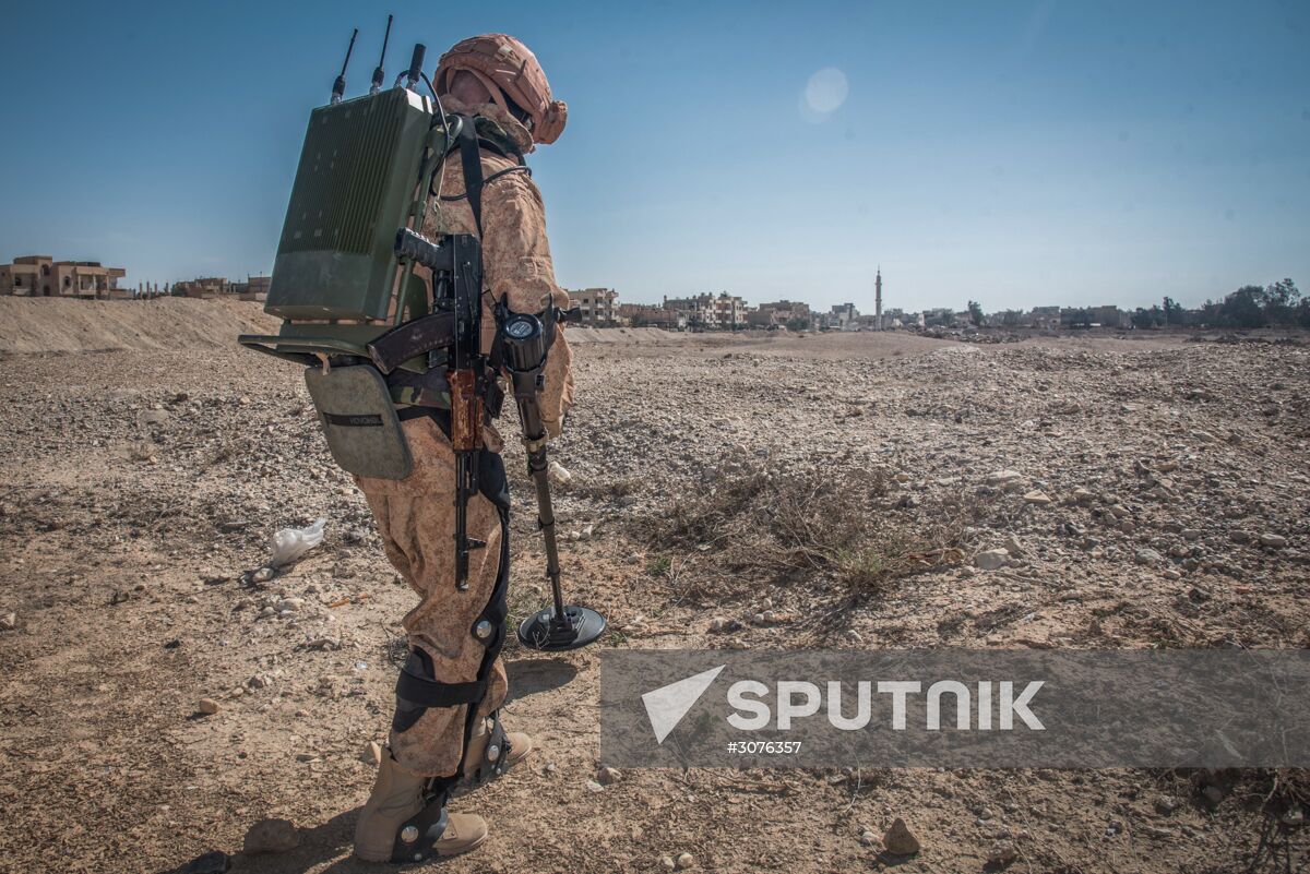 Russian bomb technicians use new robots to demine Palmyra
