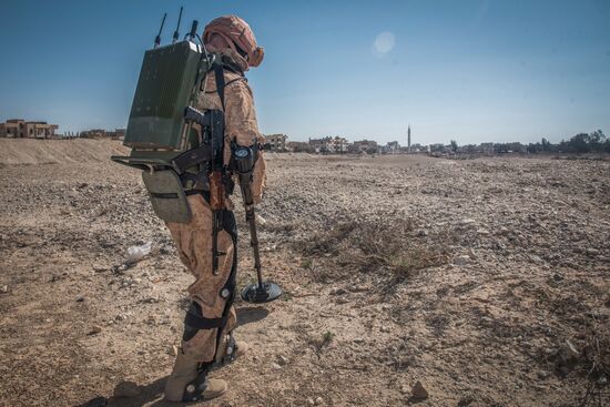 Russian bomb technicians use new robots to demine Palmyra