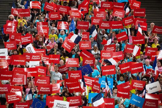 Presidential candidate Emmanuel Macron meets with supporters in Paris