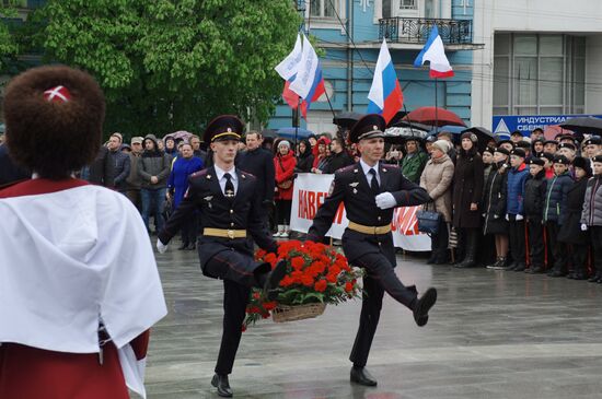 Laying flowers at Catherine the Great Monument in Crimea