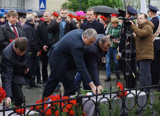 Laying flowers at Catherine the Great Monument in Crimea