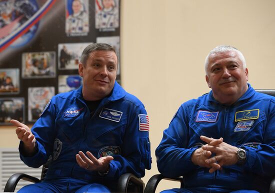 News conference with crew of Expedition 51/52 to ISS