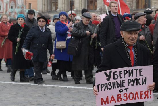 Flower-laying ceremony by Lenin's Mausouleum in Red Square
