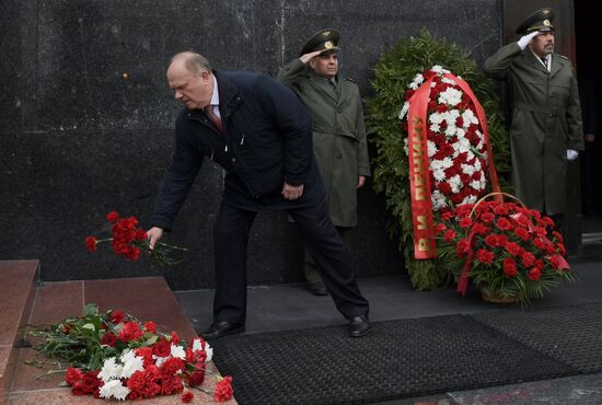 Flower-laying ceremony by Lenin's Masauleum in Red Square