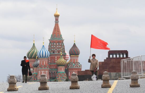 Flower-laying ceremony by Lenin's Mausouleum in Red Square