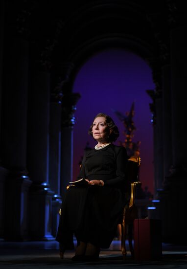 Press preview of Audience play