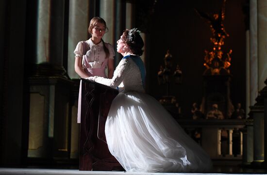 Preview of the play "Audience"