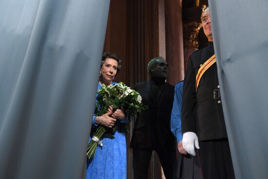 Preview of the play "Audience"