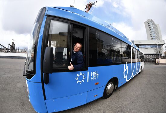 Unveiling a new electric bus that can be recharged en route