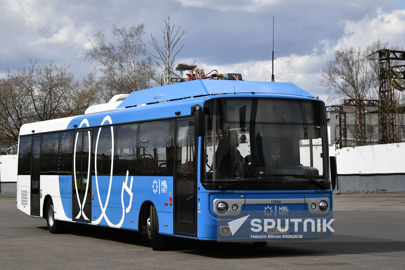 Unveiling a new electric bus that can be recharged en route
