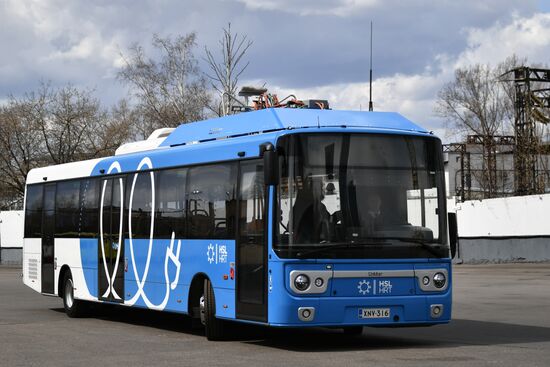 Unveiling a new electric bus that can be recharged en route
