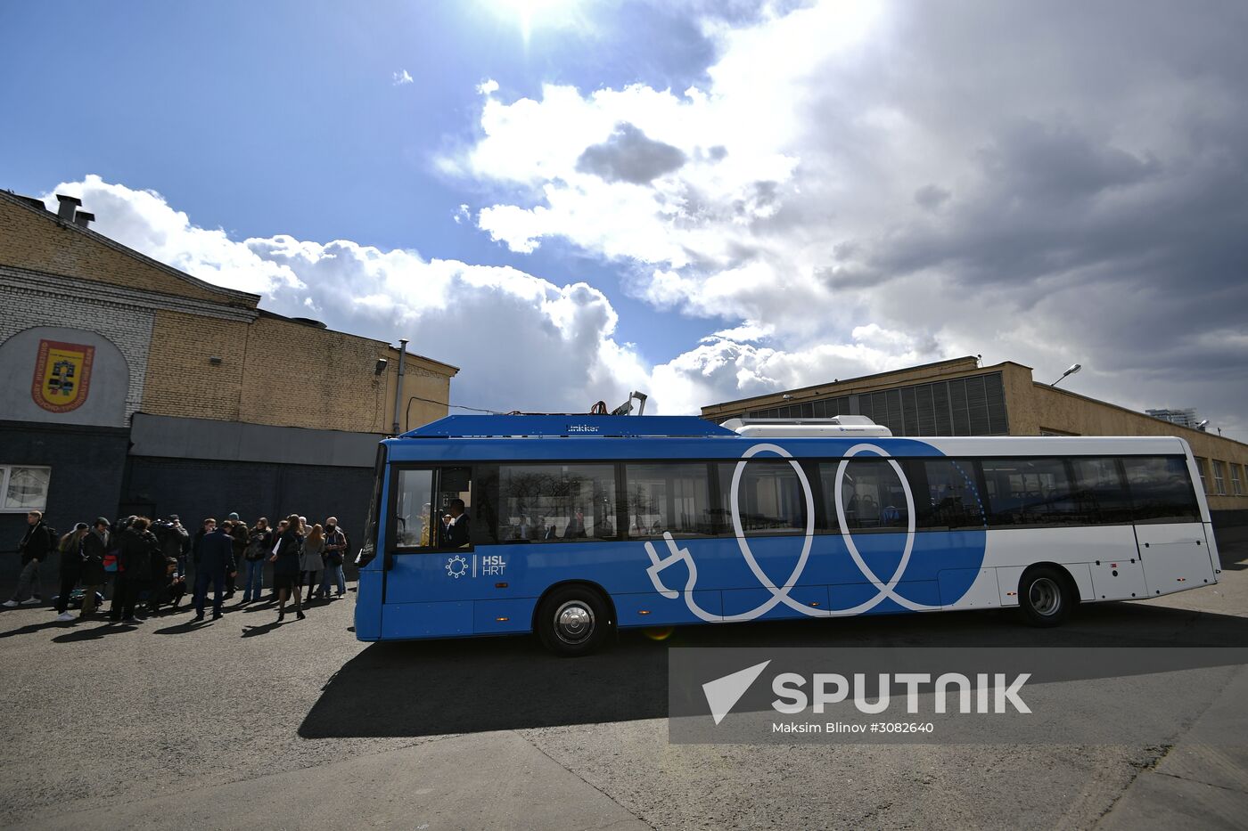 Unveiling a new electric bus that can be recharged en route