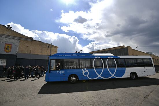 Unveiling a new electric bus that can be recharged en route