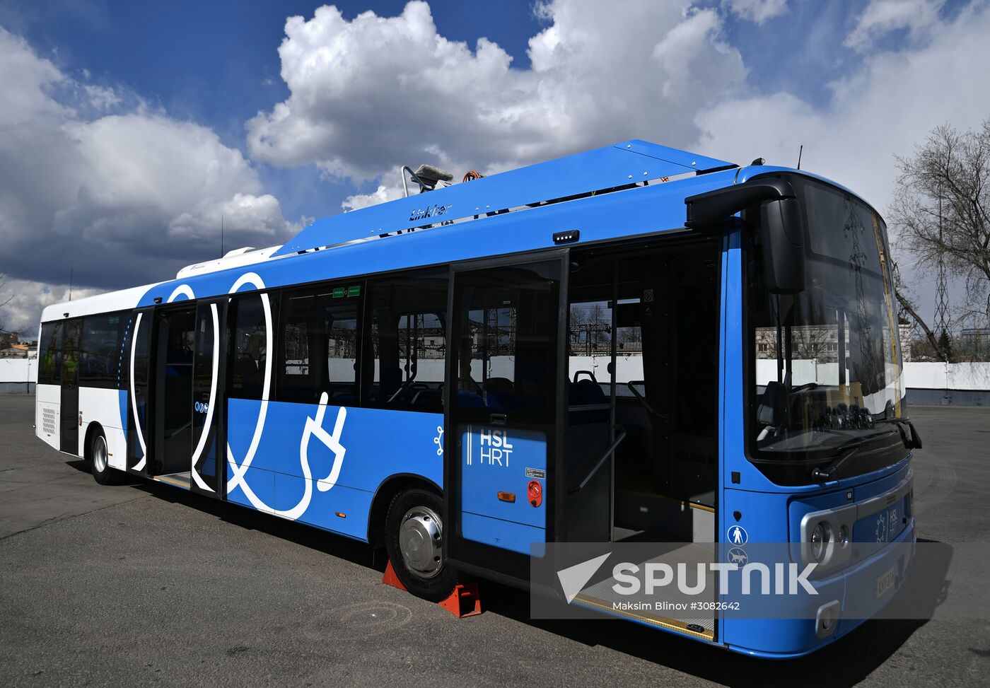 Unveiling a new electric bus that can be recharged en route