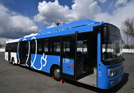 Unveiling a new electric bus that can be recharged en route