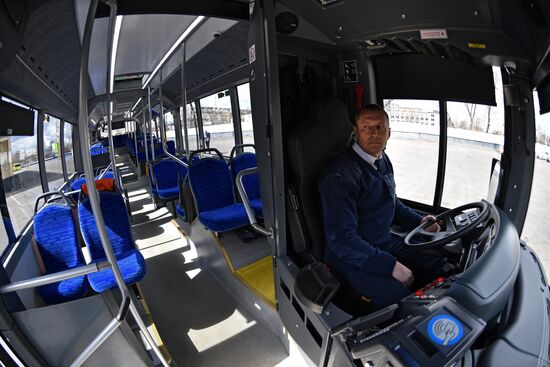 Unveiling a new electric bus that can be recharged en route
