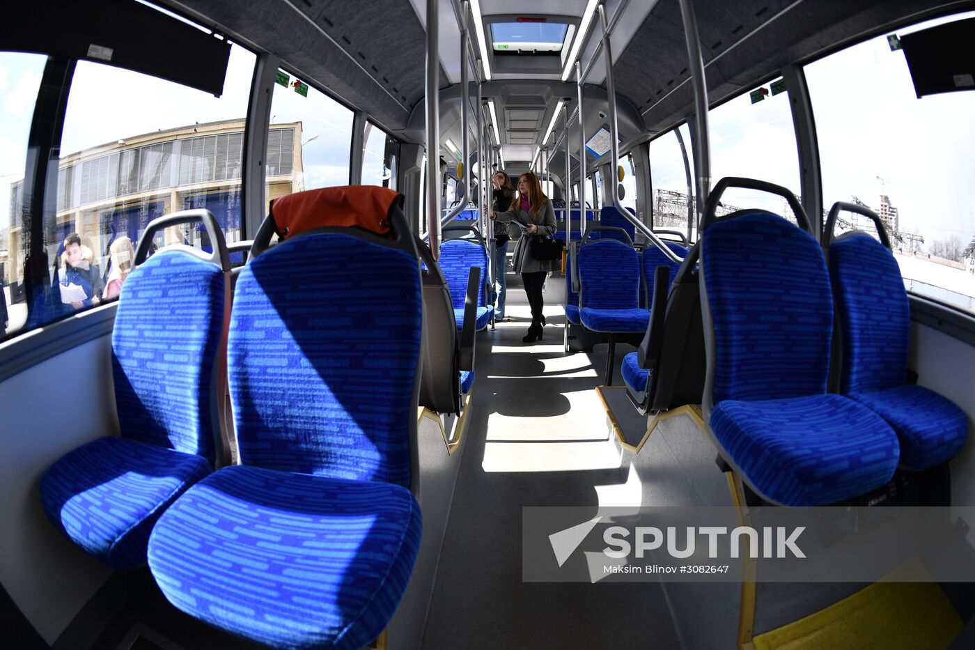 Unveiling a new electric bus that can be recharged en route