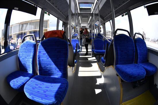 Unveiling a new electric bus that can be recharged en route