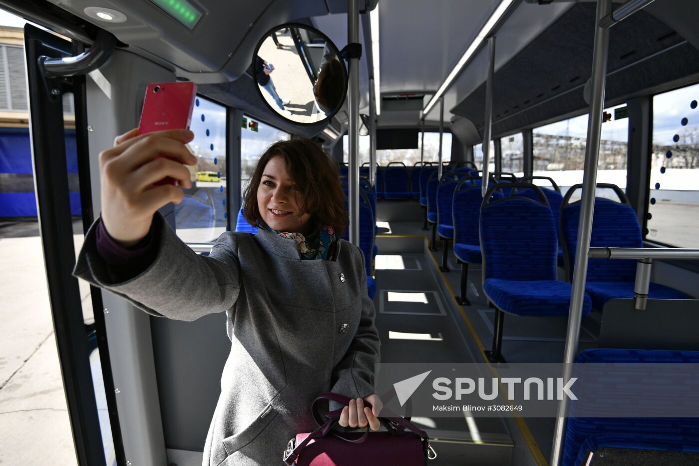 Unveiling a new electric bus that can be recharged en route