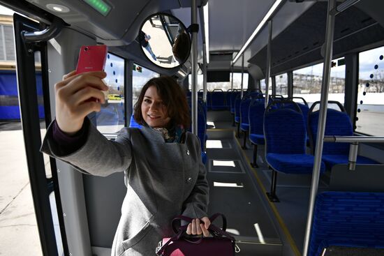 Unveiling a new electric bus that can be recharged en route