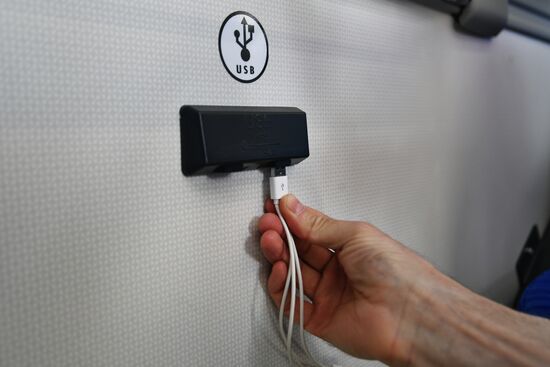 Unveiling a new electric bus that can be recharged en route