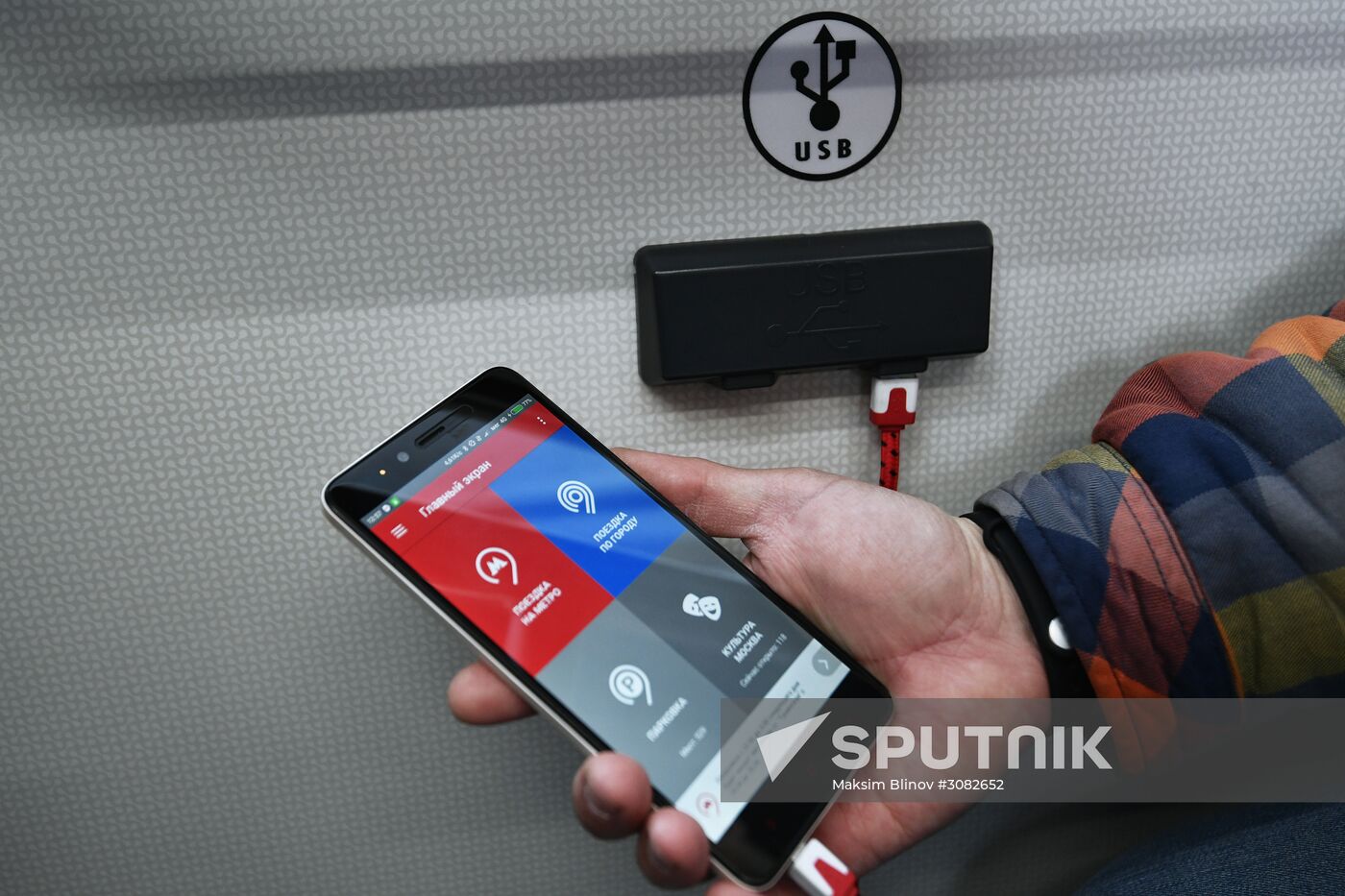 Unveiling a new electric bus that can be recharged en route