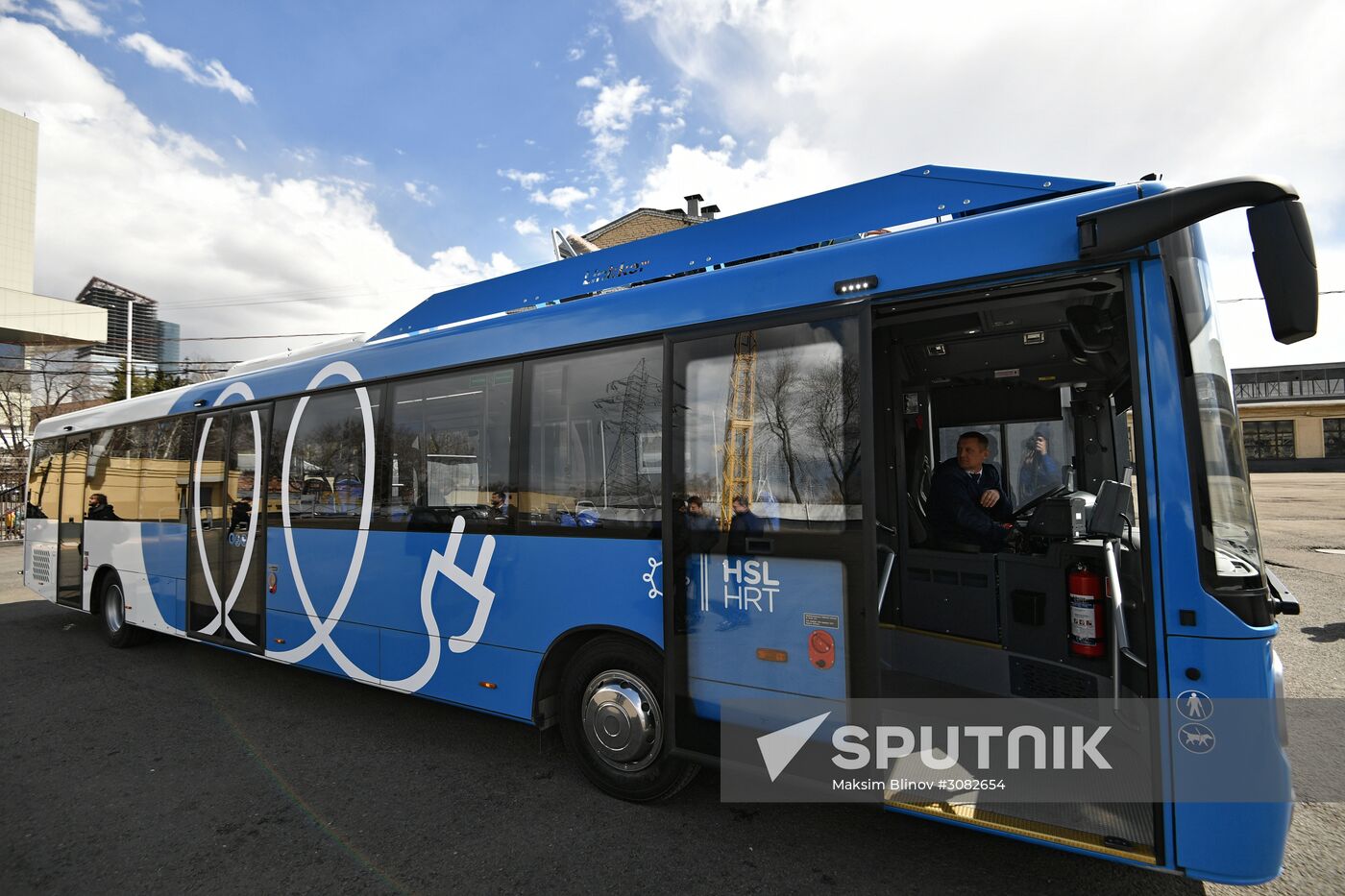Unveiling a new electric bus that can be recharged en route