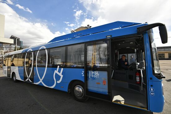 Unveiling a new electric bus that can be recharged en route
