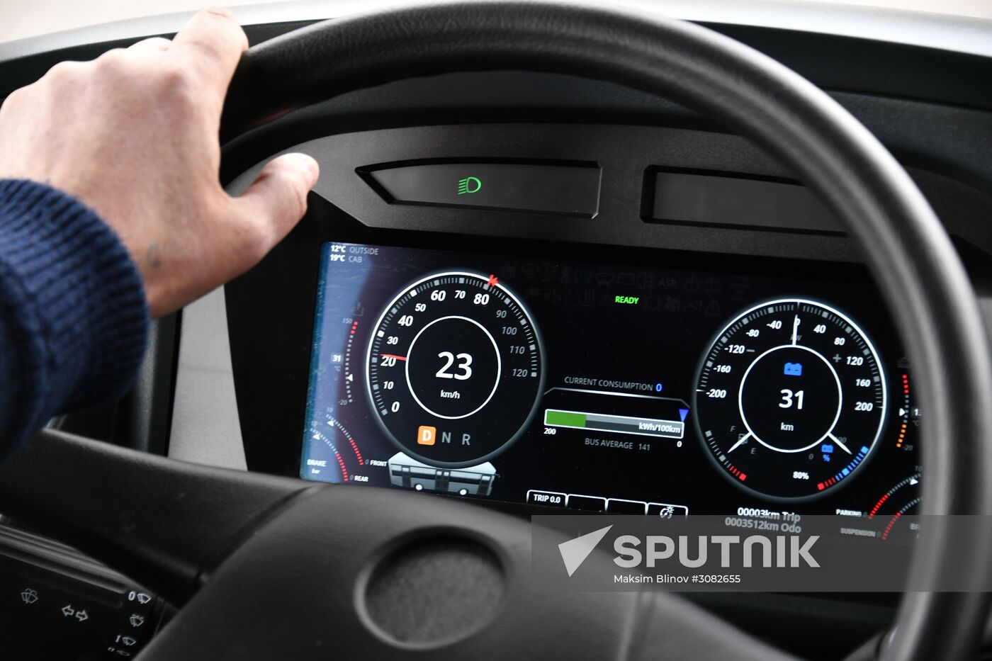 Unveiling a new electric bus that can be recharged en route