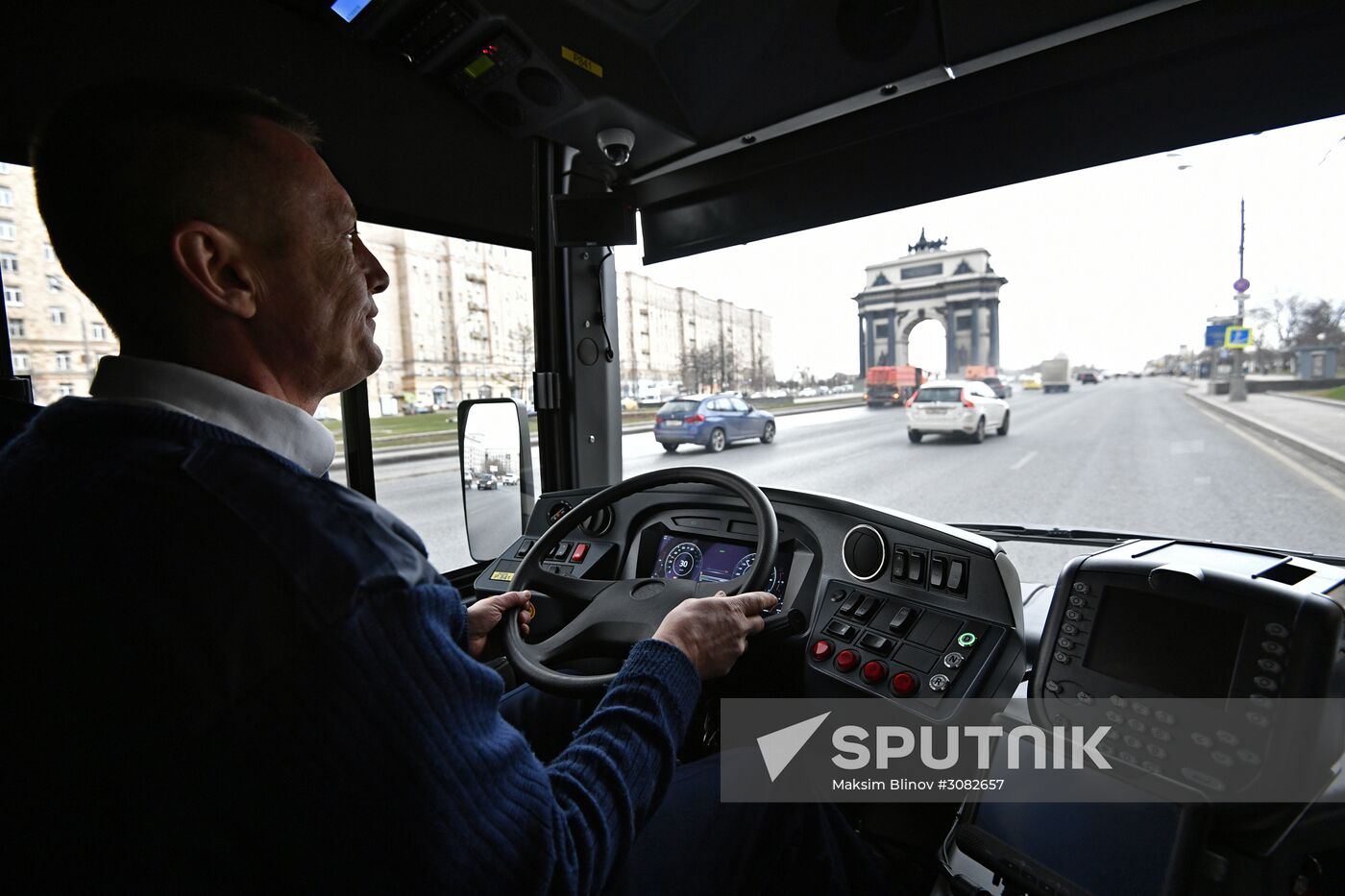 Unveiling a new electric bus that can be recharged en route
