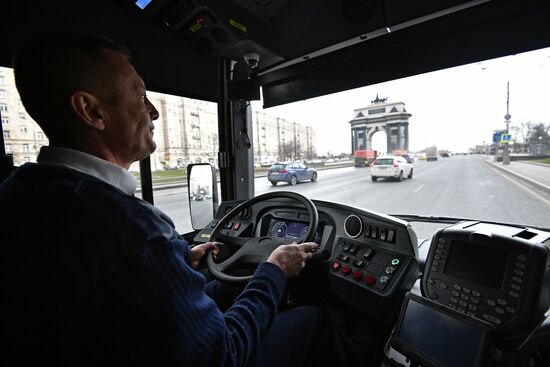 Unveiling a new electric bus that can be recharged en route