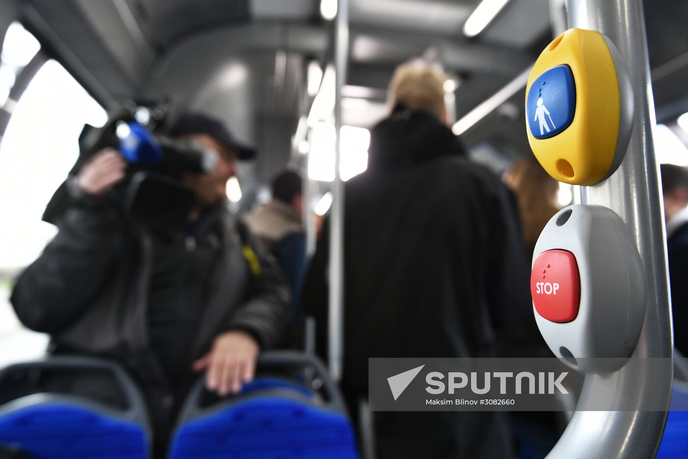 Unveiling a new electric bus that can be recharged en route