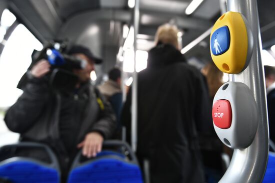 Unveiling a new electric bus that can be recharged en route