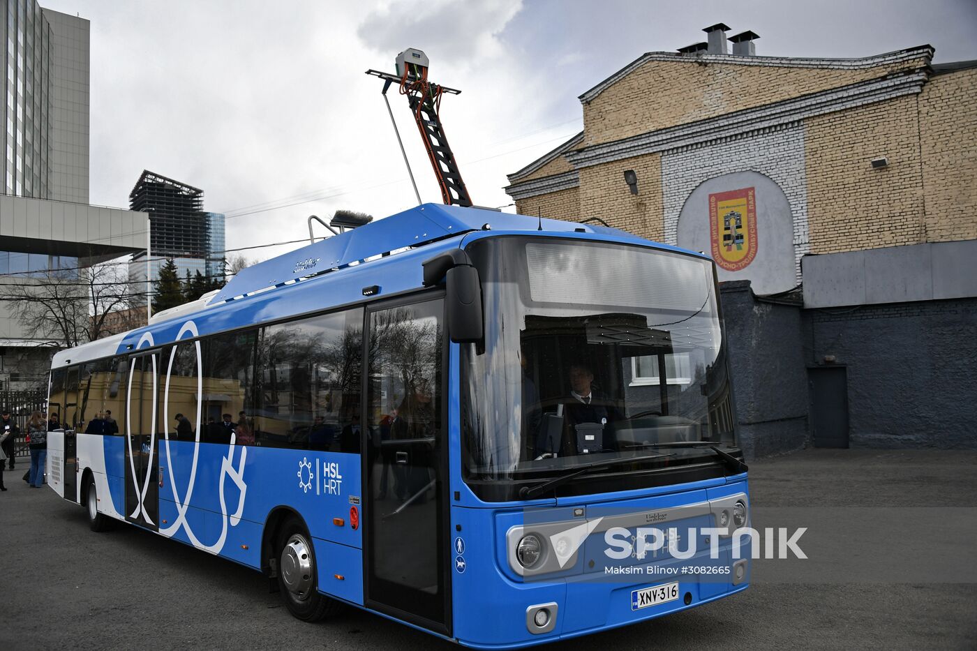 Unveiling a new electric bus that can be recharged en route