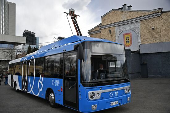 Unveiling a new electric bus that can be recharged en route